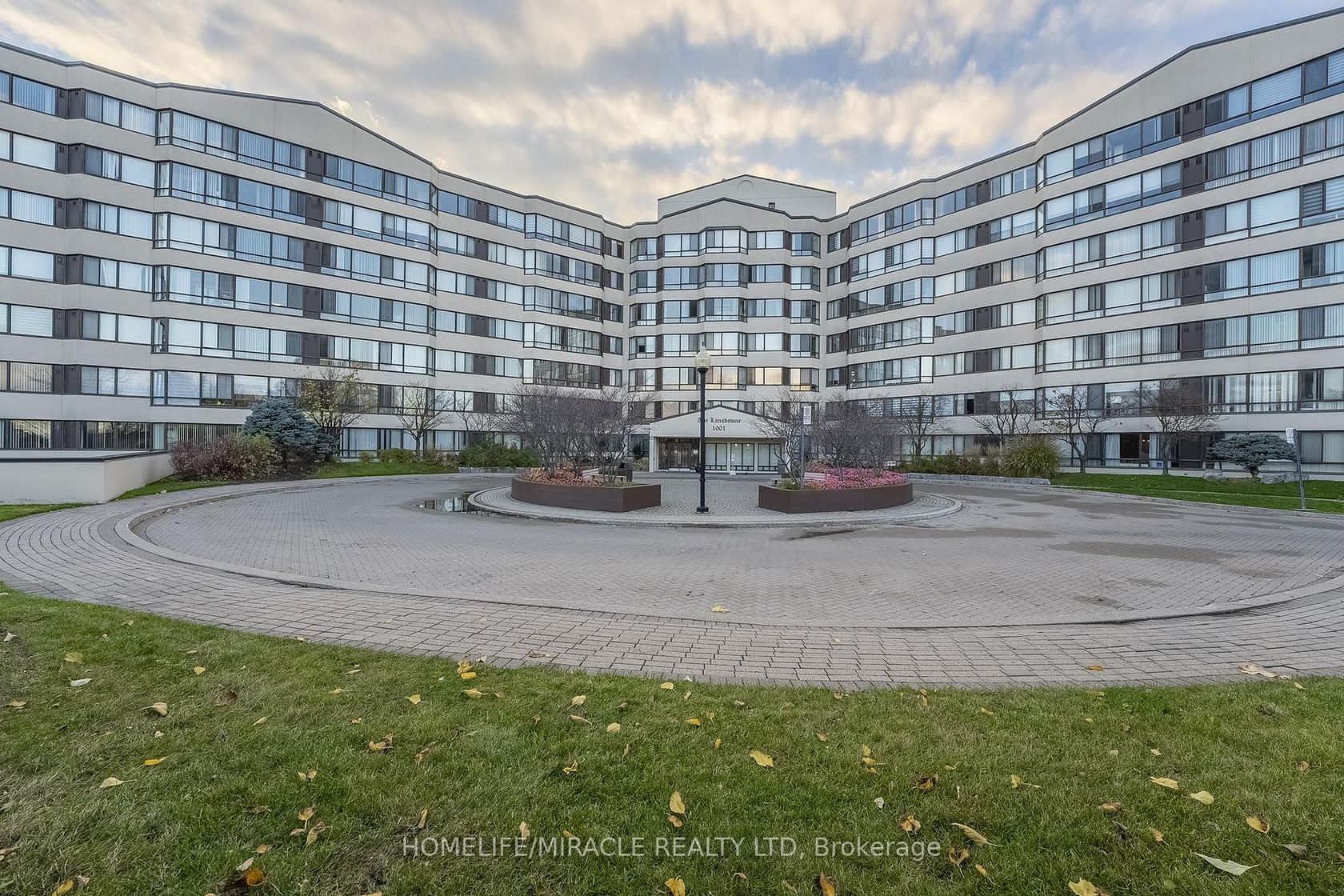 714 - 1001 Cedarglen Gate, Erindale, Mississauga by Loree Meneguzzi Real Estate 714 - 1001 Cedarglen Gate, Erindale, Mississauga