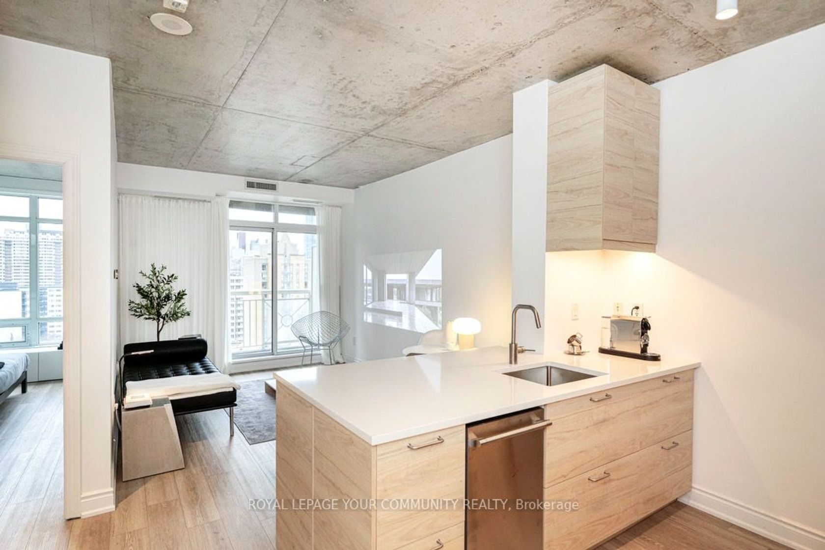 1409 - 100 Hayden Street, Yonge Corridor, Toronto by Loree Meneguzzi Real Estate 1409 - 100 Hayden Street, Yonge Corridor, Toronto