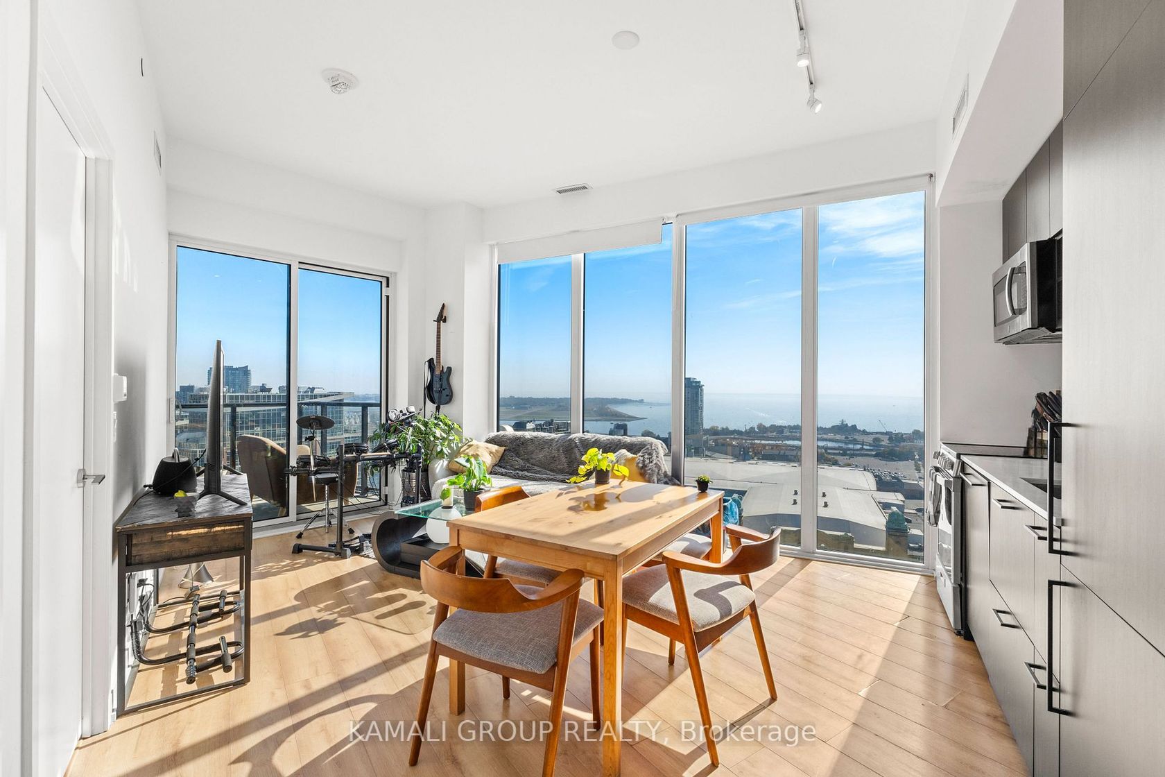 2411 - 135 East Liberty St, Niagara, Toronto by Loree Meneguzzi Real Estate 2411 - 135 East Liberty St, Niagara, Toronto