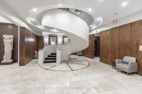 Photo 2 at 722 - 438 Richmond Street W, Waterfront Communities C1, Toronto