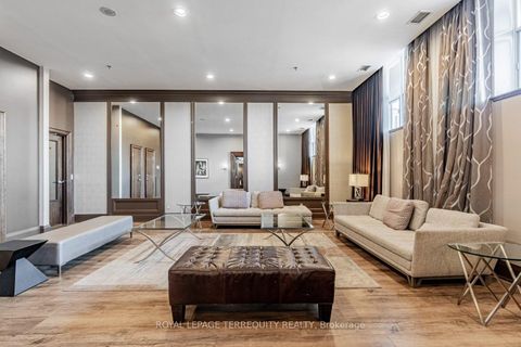 Photo 3 at 722 - 438 Richmond Street W, Waterfront Communities C1, Toronto