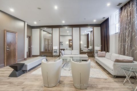 Photo 4 at 722 - 438 Richmond Street W, Waterfront Communities C1, Toronto