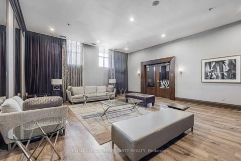 Photo 5 at 722 - 438 Richmond Street W, Waterfront Communities C1, Toronto