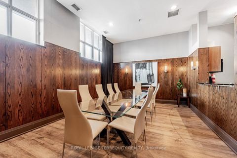 Photo 6 at 722 - 438 Richmond Street W, Waterfront Communities C1, Toronto