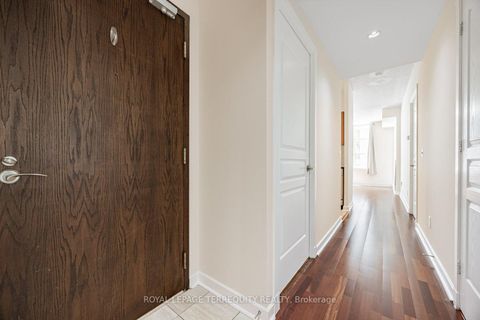 Photo 8 at 722 - 438 Richmond Street W, Waterfront Communities C1, Toronto