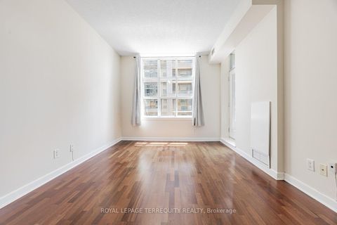 Photo 10 at 722 - 438 Richmond Street W, Waterfront Communities C1, Toronto