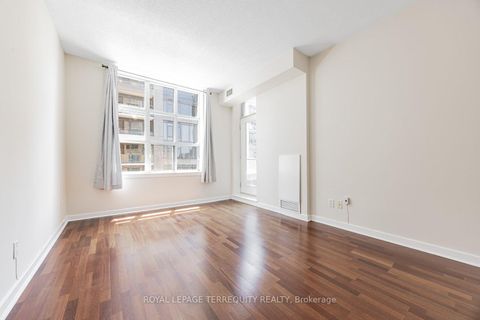 Photo 11 at 722 - 438 Richmond Street W, Waterfront Communities C1, Toronto