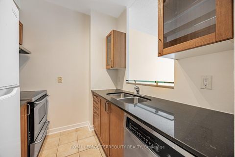 Photo 13 at 722 - 438 Richmond Street W, Waterfront Communities C1, Toronto