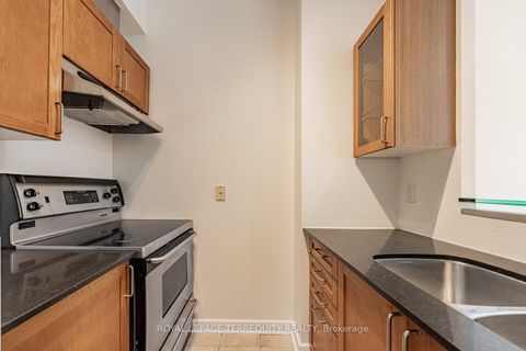 Photo 14 at 722 - 438 Richmond Street W, Waterfront Communities C1, Toronto