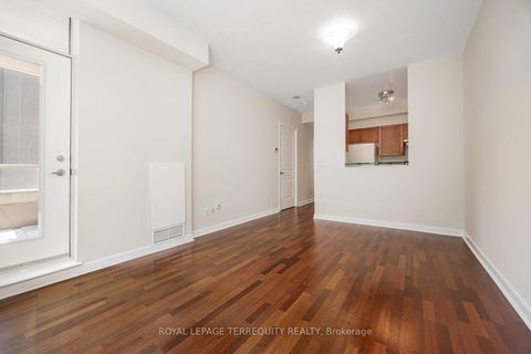 Photo 16 at 722 - 438 Richmond Street W, Waterfront Communities C1, Toronto