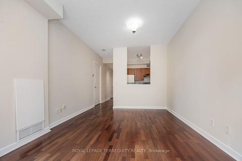 Photo 17 at 722 - 438 Richmond Street W, Waterfront Communities C1, Toronto