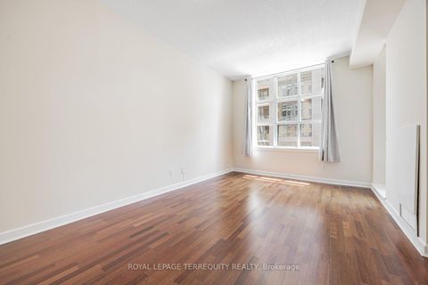 Photo 19 at 722 - 438 Richmond Street W, Waterfront Communities C1, Toronto