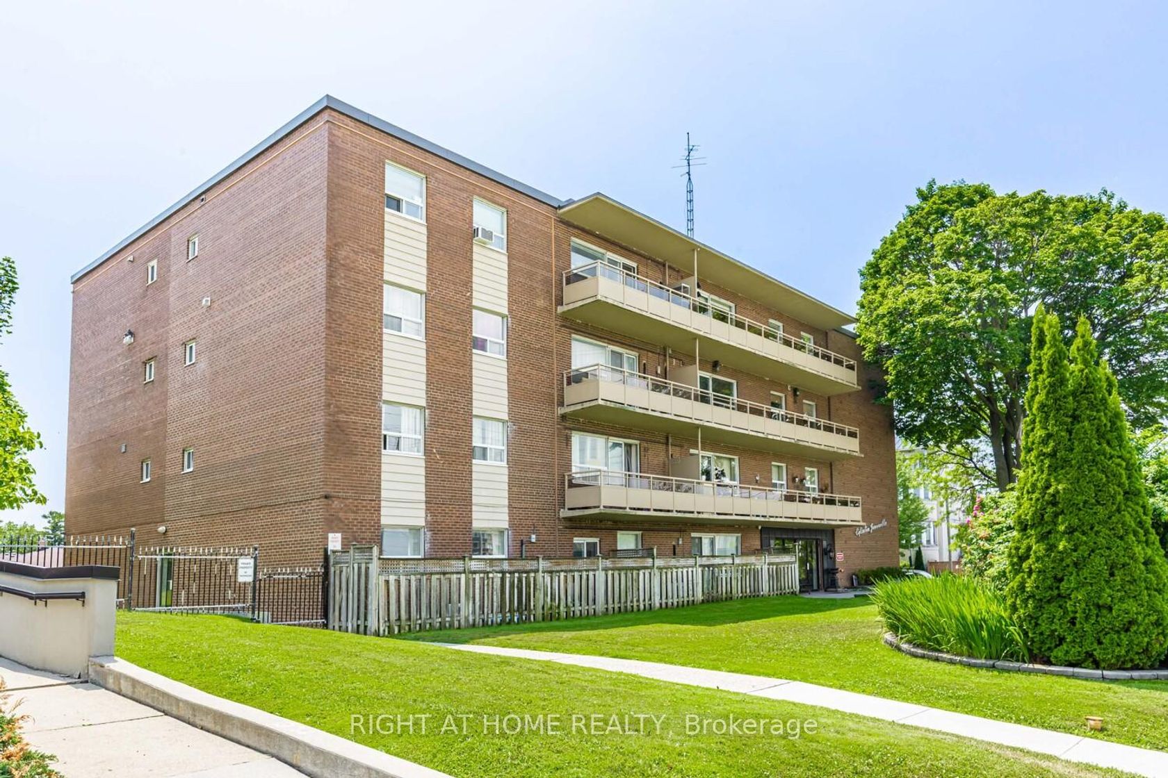 104 - 71 Jonesville Crescent, Victoria Village, Toronto by Loree Meneguzzi Real Estate 104 - 71 Jonesville Crescent, Victoria Village, Toronto
