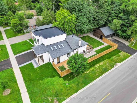 Photo 2 at 105 Murray Drive, Aurora Highlands, Aurora