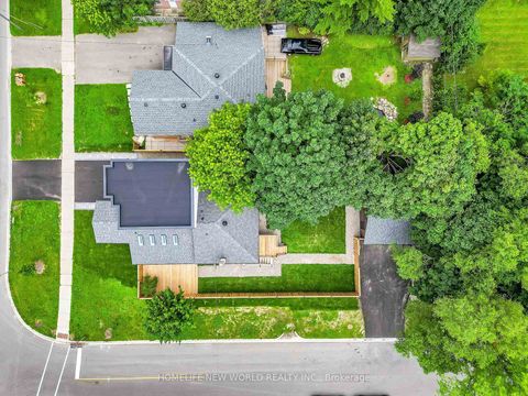 Photo 3 at 105 Murray Drive, Aurora Highlands, Aurora