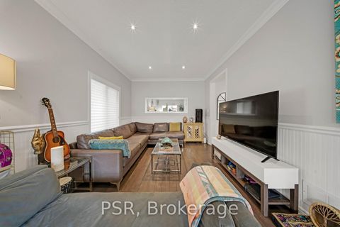 Photo 10 at 108 Villandry Crescent, Maple, Vaughan