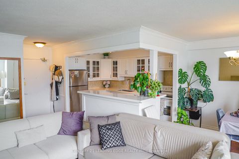 Photo 10 at 617 - 10 Edgecliff Golfway, Flemingdon Park, Toronto