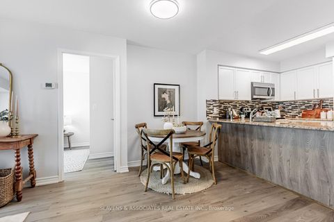 Photo 6 at 918 - 35 Hollywood Avenue, Willowdale East, Toronto