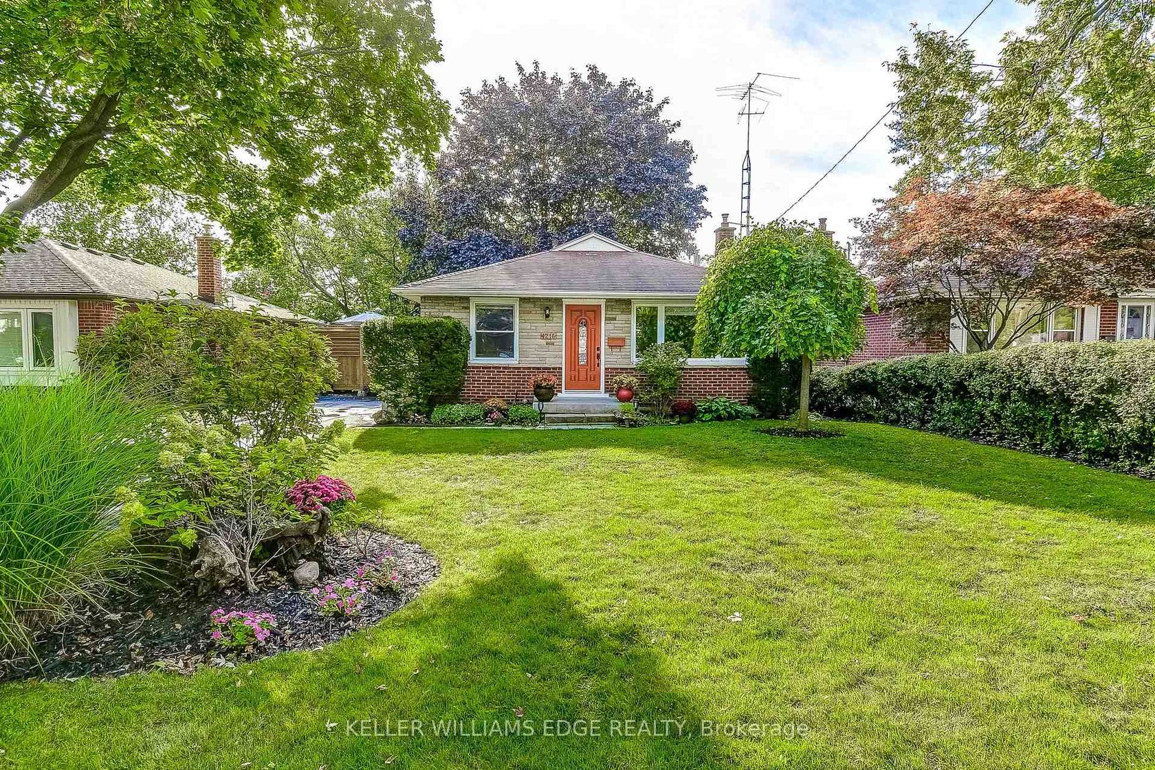 1216 De Quincy Crescent, Mountainside, Burlington 