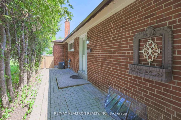 Photo 2 at 46 Meadowview Avenue, Grandview, Markham