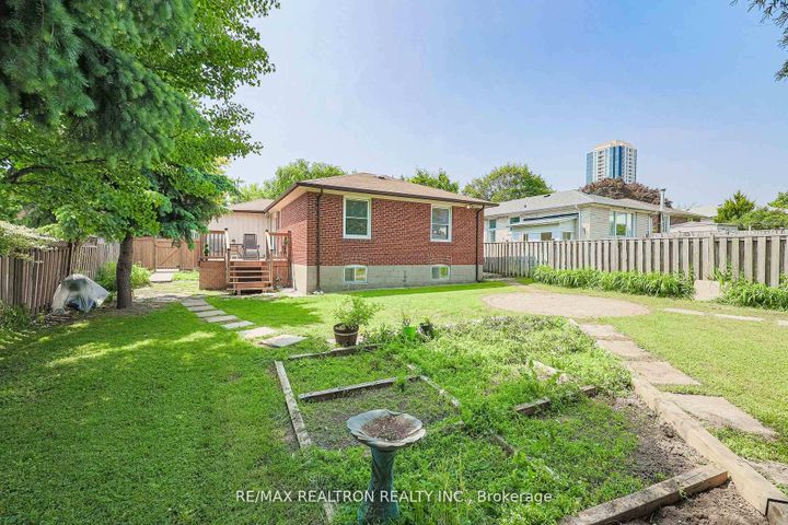 Photo 22 at 46 Meadowview Avenue, Grandview, Markham