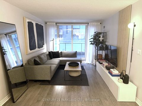 Photo 2 at 325 - 270 Wellington Street W, Waterfront Communities C1, Toronto