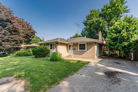 Photo 1 at 318 Paliser Crescent S, Harding, Richmond Hill
