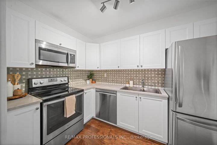 Photo 3 at 216 - 100 Coe Hill Drive, Swansea, Toronto