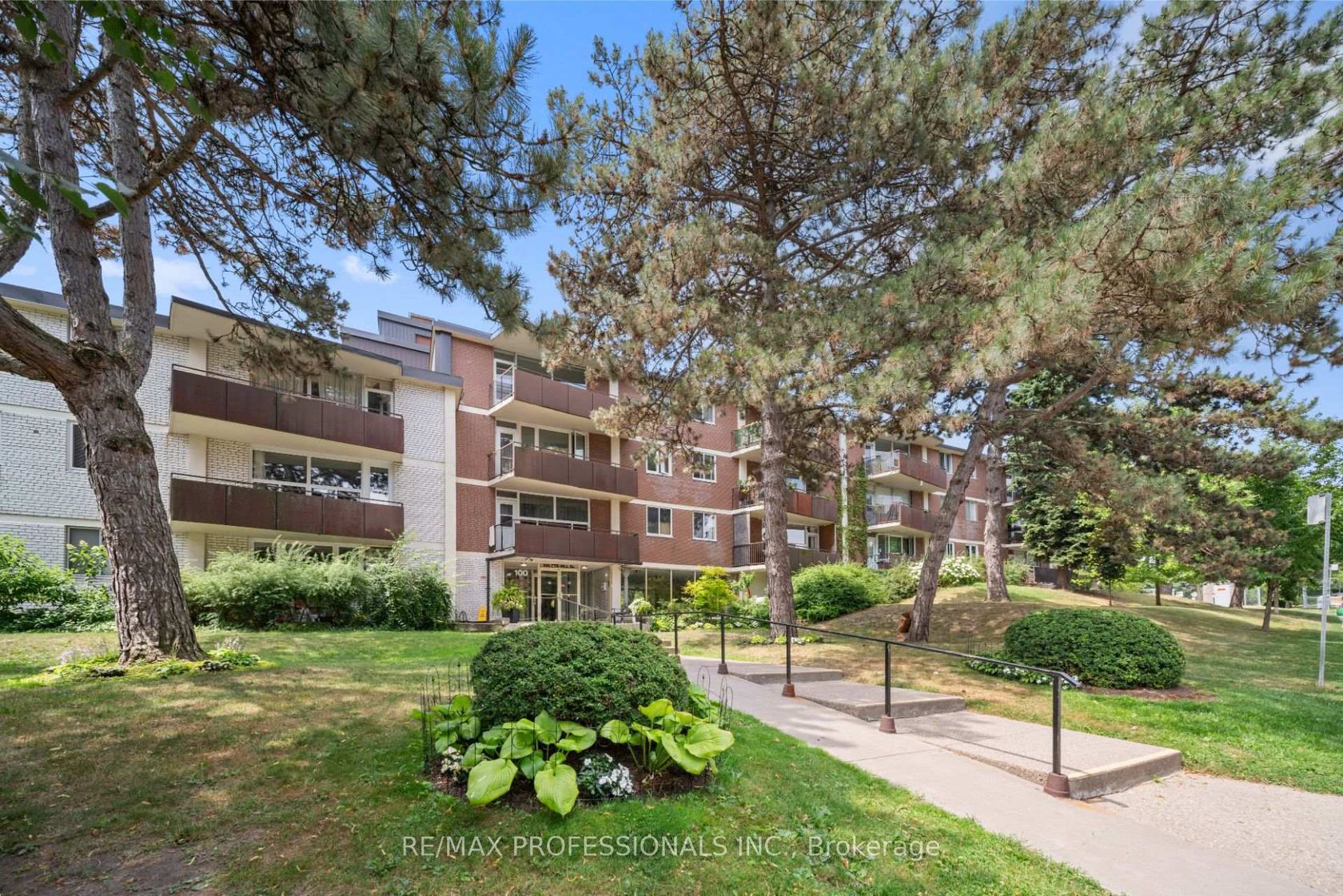 216 - 100 Coe Hill Drive, Swansea, Toronto 