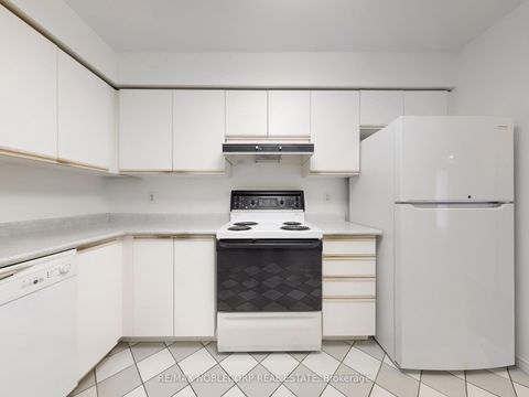 Photo 15 at 312 - 91 Townsgate Drive, Yorkhill, Vaughan