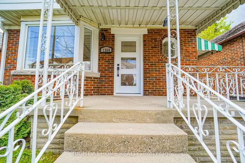 Photo 3 at 1360 Woodbine Avenue, East York, Toronto