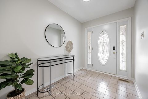 Photo 2 at 9 Garview Court, The Westway, Toronto
