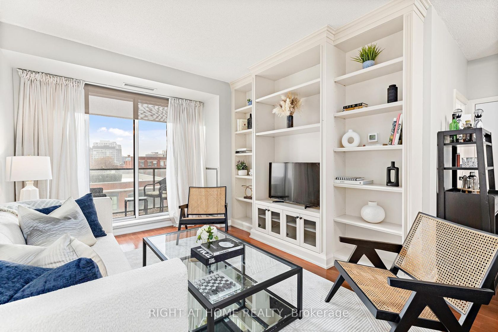 703 - 18 Beverley Street, Chinatown, Toronto by Loree Meneguzzi Real Estate 703 - 18 Beverley Street, Chinatown, Toronto