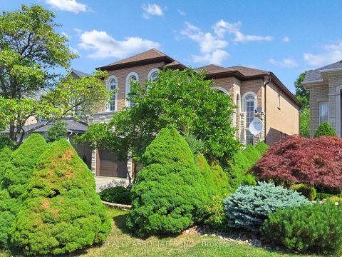 Photo 1 at 2 Lord Nelson Court, Rouge Woods, Richmond Hill