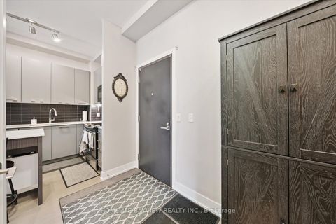 Photo 11 at 220 - 9471 Yonge Street, North Richvale, Richmond Hill