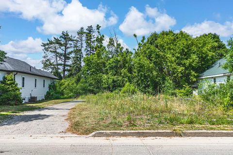 Photo 2 at 40 Perry Street, Queen's Park, Barrie