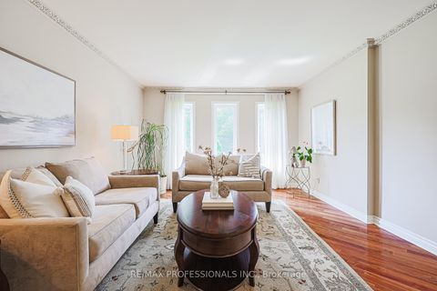 Photo 6 at 4 Neiltree Court, Markland Wood, Toronto