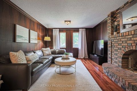 Photo 16 at 4 Neiltree Court, Markland Wood, Toronto