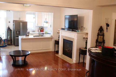 Photo 3 at 40 Alexie Way, Vellore Village, Vaughan