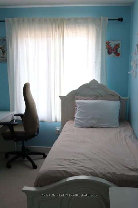 Photo 10 at 40 Alexie Way, Vellore Village, Vaughan