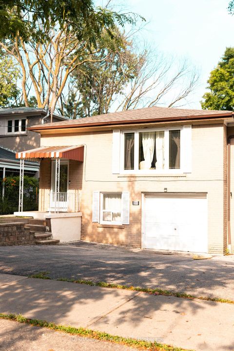 Photo 2 at 31 REGATTA CRES Crescent E, Newtonbrook West, Toronto
