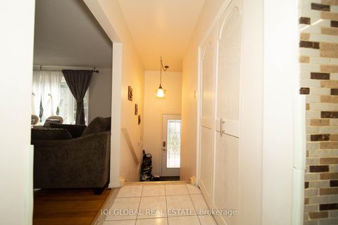 Photo 3 at 31 REGATTA CRES Crescent E, Newtonbrook West, Toronto Photo 3 at 31 REGATTA CRES Crescent E, Newtonbrook West, Toronto