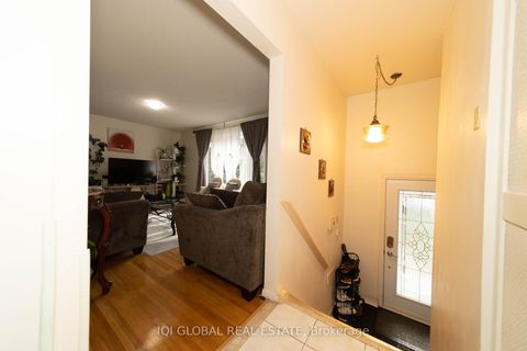 Photo 4 at 31 REGATTA CRES Crescent E, Newtonbrook West, Toronto