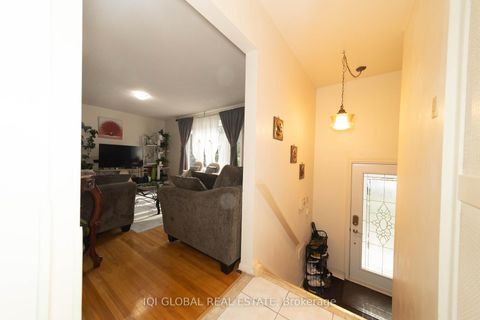 Photo 5 at 31 REGATTA CRES Crescent E, Newtonbrook West, Toronto