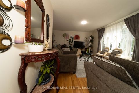 Photo 6 at 31 REGATTA CRES Crescent E, Newtonbrook West, Toronto