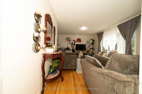 Photo 7 at 31 REGATTA CRES Crescent E, Newtonbrook West, Toronto