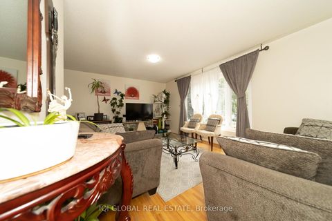 Photo 8 at 31 REGATTA CRES Crescent E, Newtonbrook West, Toronto