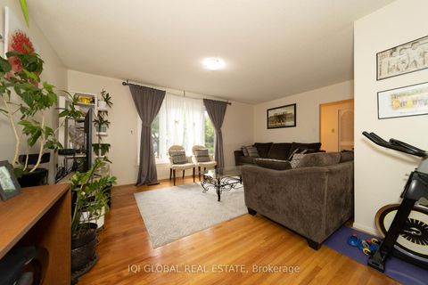 Photo 9 at 31 REGATTA CRES Crescent E, Newtonbrook West, Toronto
