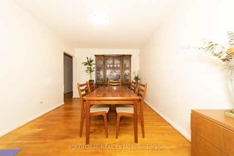 Photo 11 at 31 REGATTA CRES Crescent E, Newtonbrook West, Toronto