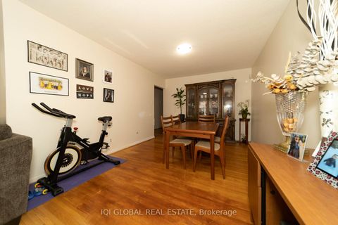 Photo 12 at 31 REGATTA CRES Crescent E, Newtonbrook West, Toronto